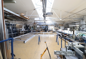 Budapest XXI. kerület Csepel Művek, bruttó 960nm-es fűtött, klimatizált iroda-bemutató terem-műhely funkciójú épület, 1124nm telekkel eladó