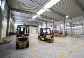 Pest megye Sóskút újszerű, önálló telephely, 2120nm raktár, 440nm kétszintes iroda terület 6600nm-es telken kiadó 