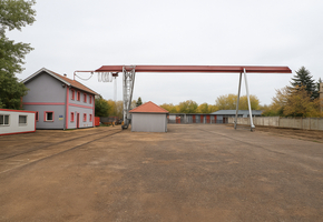 Budapest XXI. kerület Csepel Művek, 1700nm daruzott szabad terület, 2400nm-es telken 100nm irodaépület kiadó