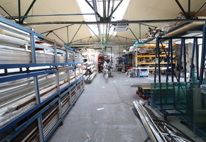 Budapest XXI. kerület Csepel Művek, bruttó 960nm-es fűtött, klimatizált iroda-bemutató terem-műhely funkciójú épület, 1124nm telekkel eladó