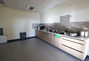 Pest megye Biatorbágy önálló telephely, 7250nm szintterületű iroda-raktár funkciójú épület kiadó