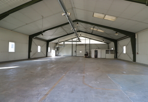 Pest megye Sződ, M2 autópályához közel iroda illetve raktár terület kiadó