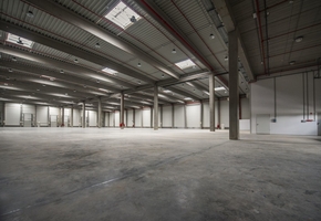 Hajdú-Bihar vármegye Polgár ipari parkban 4200nm-es dokkoló kapus raktár kiadó