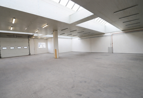 Pest megye Tököl 15.369nm-es telken 5.245nm szintterületű gyártócsarnok és irodaépület eladó