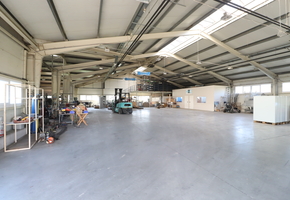 Győr-Sopron-Moson vármegye Nyúl ipari parkban 3993nm-es telken újszerű 1525nm szintterületű szendvicspanel csarnok eladó