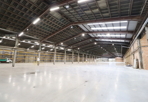 Pest megye Őrbottyán pormentes ipari betonnal rendelkező csarnok, szabad terület kiadó