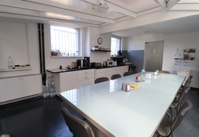 Budapest XXI. kerület Csepel Művek, bruttó 960nm-es fűtött, klimatizált iroda-bemutató terem-műhely funkciójú épület, 1124nm telekkel eladó