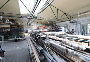 Budapest XXI. kerület Csepel Művek, bruttó 960nm-es fűtött, klimatizált iroda-bemutató terem-műhely funkciójú épület, 1124nm telekkel eladó