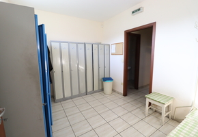 Győr-Sopron-Moson vármegye Nyúl ipari parkban 3993nm-es telken újszerű 1525nm szintterületű szendvicspanel csarnok eladó