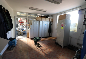 Budapest XXI. kerület Csepel Művek, bruttó 960nm-es fűtött, klimatizált iroda-bemutató terem-műhely funkciójú épület, 1124nm telekkel eladó