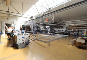 Budapest XXI. kerület Csepel Művek, bruttó 960nm-es fűtött, klimatizált iroda-bemutató terem-műhely funkciójú épület, 1124nm telekkel eladó