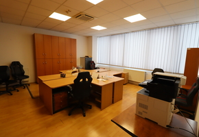 Pest megye Sóskút újszerű, önálló telephely, 2120nm raktár, 440nm kétszintes iroda terület 6600nm-es telken kiadó 