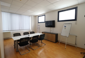 Pest megye Sóskút újszerű, önálló telephely, 2120nm raktár, 440nm kétszintes iroda terület 6600nm-es telken kiadó 